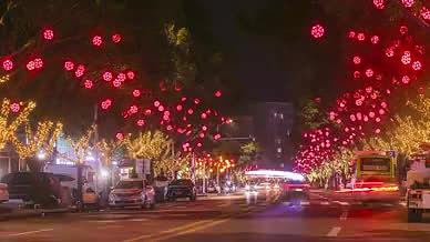 4K延时新年街道夜景氛围车流霓虹轨迹视频的预览图